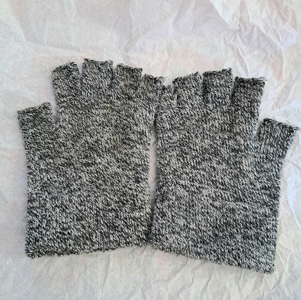 HM Large Mens/Unisex Black and White Fingerless Gloves